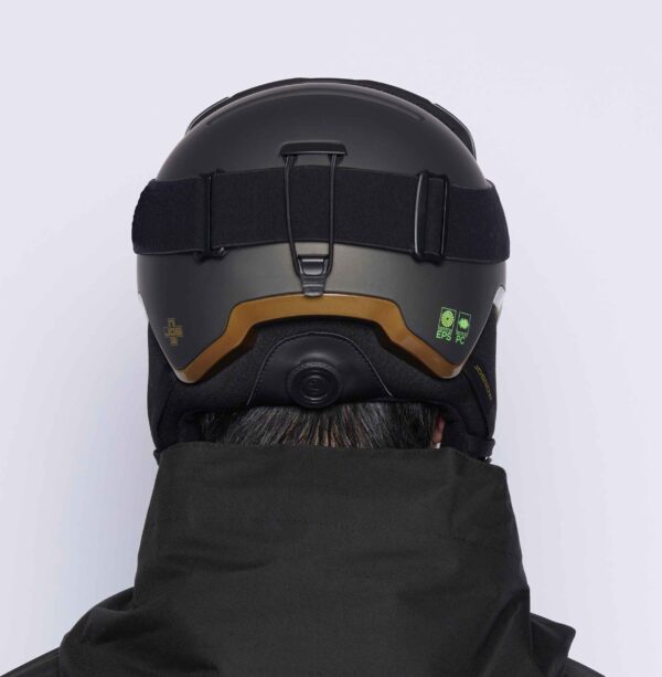 2024-Metallic-Brown-男模配戴圖002