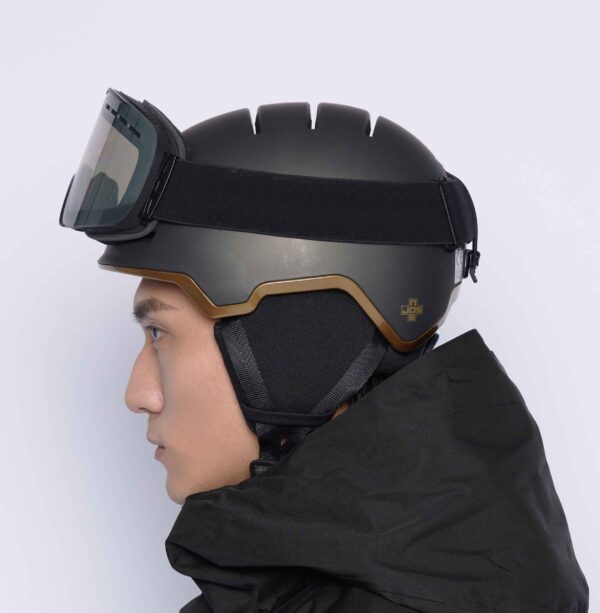 2024-Metallic-Brown-男模配戴圖003